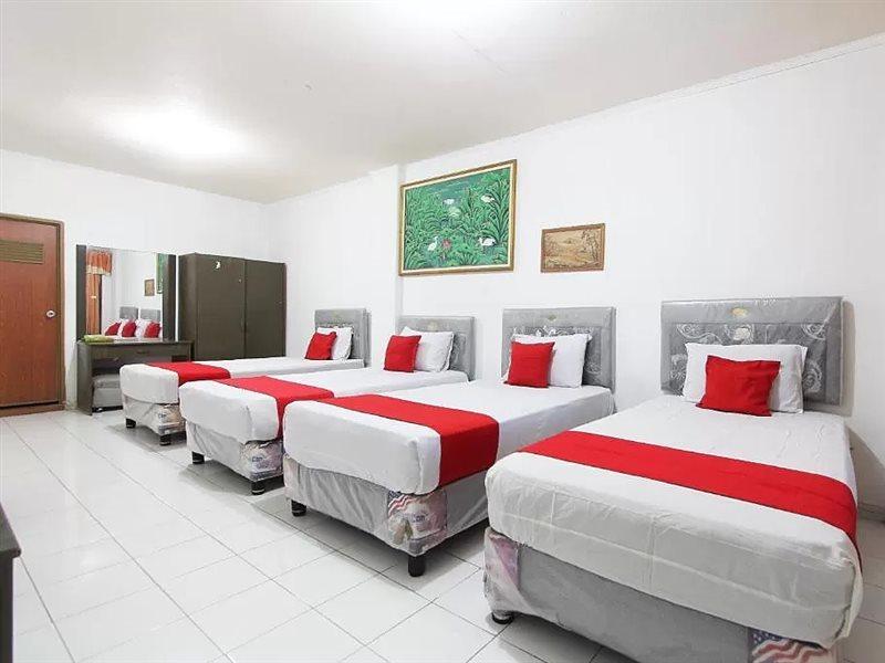 Oyo 90028 Hotel Victory Бату Экстерьер фото